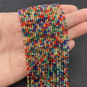 Macro-opname van 2 mm gefacetteerde meerkleurige kristallen kralen voor DIY-sieraden