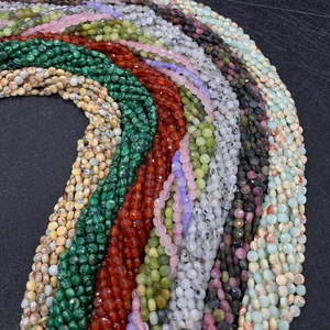 Nahaufnahme von facettierten 4mm Natursteinperlen aus Malachit und Achat für DIY-Schmuck