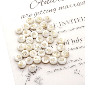 Cuentas de concha blanca natural con patrón de rosa dorada para joyería DIY elegante