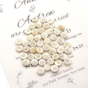 Detalle de cuentas redondas de nácar blanco con trébol de cuatro hojas dorado para joyería DIY