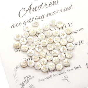 Detalle de cuentas de concha blanca con incrustación de estrella dorada para joyería DIY