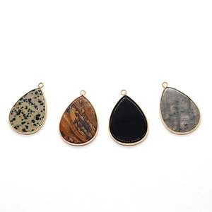 Lot de quatre pendentifs en pierre naturelle en forme de goutte avec bordure dorée pour bijoux
