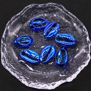 Detailansicht blau galvanisierter Muscheln auf Glasteller für DIY-Schmuckzubehör