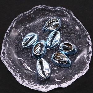 Makroaufnahme von blau galvanisierten Muschelperlen für DIY-Schmuckherstellung