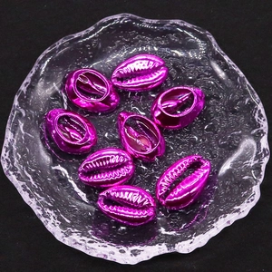 Makro-Detail von acht lila metallisch galvanisierten Naturmuschelperlen für DIY-Schmuck