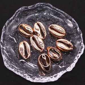 Detailansicht von acht roségold beschichteten Muschel-Anhängern für DIY-Schmuck