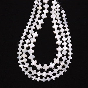 Perles en forme de croix en nacre blanche naturelle disposées en brins en forme de U
