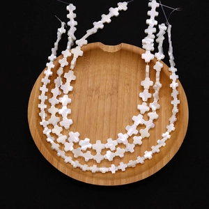 Perles en croix en nacre blanche naturelle sur plateau en bois pour bijoux DIY