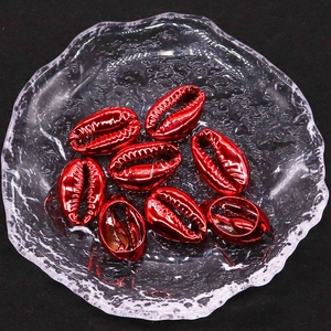Acht metallisch rote, galvanisierte natürliche Kaurimuscheln für DIY-Schmuckzubehör
