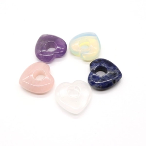 Lot de cinq pendentifs en pierre naturelle en forme de cœur avec grands trous colorés