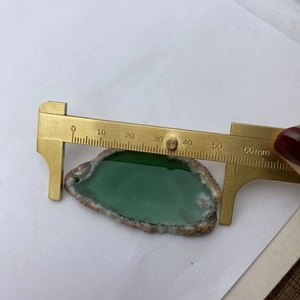 Pendentif en agate verte naturelle mesuré au pied à coulisse affichant 52mm