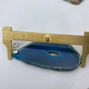 Mesure d'un pendentif en agate bleue de 60 mm avec un pied à coulisse pour la taille