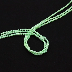 Macro detail van 4-6mm ronde lichtgroene zoetwaterschelp kralen voor DIY sieraden