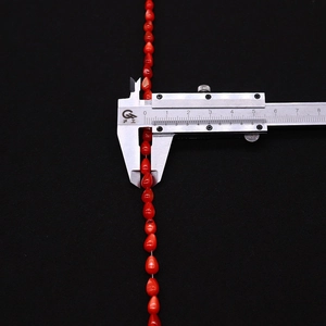 Detaillierte Messung von 5mm roten ovalen Muschelperlen mit einem Messschieber