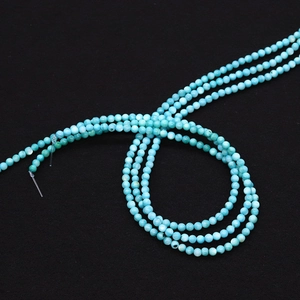 Macro-opname van blauwe schelpkralen met natuurlijke textuur voor DIY-sieraden maken
