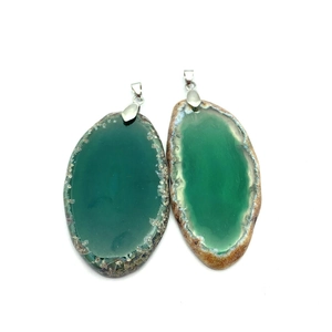 Pendentifs tranches d'agate verte naturelle avec bélière argentée sur fond blanc