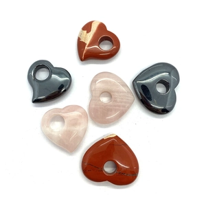 Lot de six pendentifs en pierre naturelle en forme de cœur, quartz rose et jaspe rouge