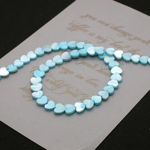 Macro di perline a cuore in conchiglia blu con lucentezza naturale cangiante per gioielli DIY