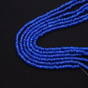 Macro-opname van blauwe natuurlijke schelp disc kralen voor DIY sieraden maken