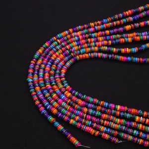 Detailopname van kleurrijke ronde heishi-kralen voor doe-het-zelf sieraden maken