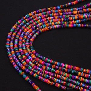 Macro-detail van kleurrijke platte heishi kralen voor DIY sieraden maken kettingen
