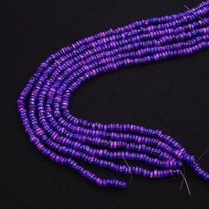 Macro-opname van paarse en roze natuurlijke zoetwaterschelpkralen voor DIY-sieraden