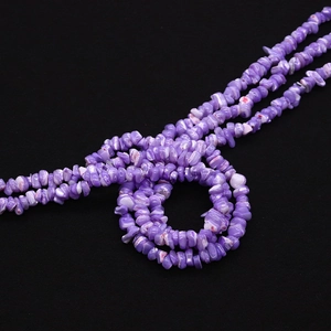 Macro-opname van onregelmatige violette natuurlijke schelpkralen voor DIY sieraden