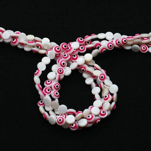 Dettaglio di perline in madreperla occhio di Allah con smalto rosa e finitura lucida