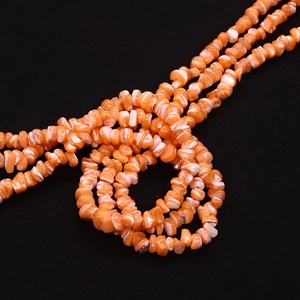 Detail van 7-8mm onregelmatige oranje en witte schelpkralen voor DIY-sieraden maken