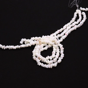 Gedetailleerd macrobeeld van 7-8mm natuurlijke schelpsplitters voor DIY sieraden maken