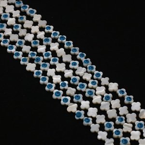 Détails de perles de trèfle en nacre naturelle et breloques œil bleu pour bijoux