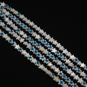 Détail de perles en nacre en forme d'étoile avec motif œil pour bijoux faits main