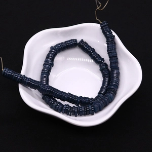 Dettaglio di perle piatte in conchiglia blu scuro 6-8mm per braccialetti e gioielli DIY