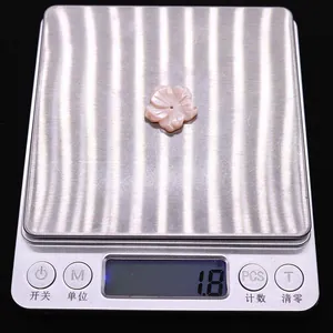Perla a fiore in conchiglia rosa da 1,8g su bilancia digitale per gioielli fai da te