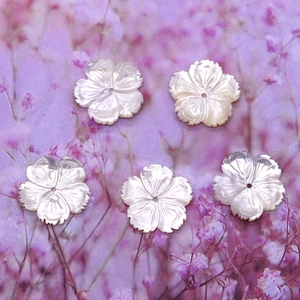 Dettaglio macro di perline in madreperla a forma di fiore per la creazione di gioielli