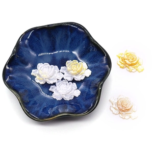 Natuurlijke handgesneden lotus kralen van schelp in wit en geel voor sieraden