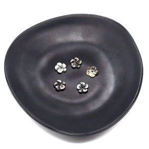Pendentifs en nacre en forme de fleur jaune et gris fumée pour création de bijoux