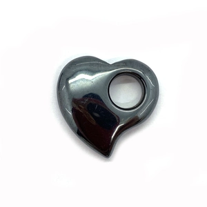 Vue macro d'une bague en hématite gris foncé en forme de cœur au fini poli miroir