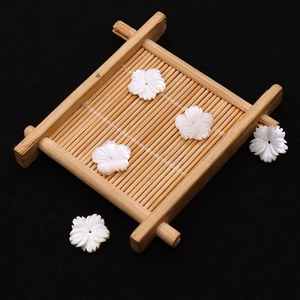 Natürliche weiße Süßwassermuschel Blumenanhänger mit fünf Blütenblättern für DIY Schmuck