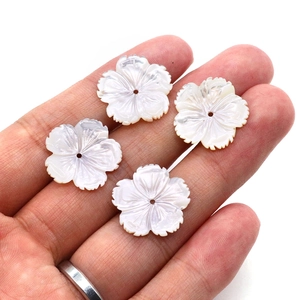 Perline di conchiglia naturale a forma di fiore per gioielli fai da te tenute in mano