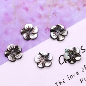 Perles fleurs en nacre noire naturelle avec texture irisée pour bijoux artisanaux