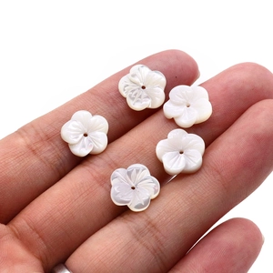 10mm Blumenperlen aus weißer Muschel mit Perlmuttglanz für DIY-Schmuckherstellung