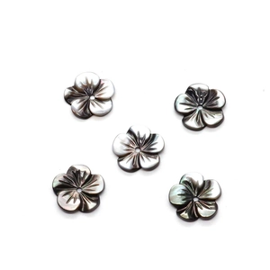 Perles en nacre noire naturelle en forme de fleur à cinq pétales pour création de bijoux