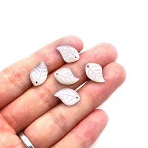 Set mit 5 handgeschnitzten Blattanhängern aus natürlichem Perlmutt für DIY-Schmuck