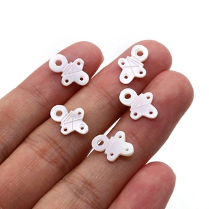 Fünf schmetterlingsförmige weiße Perlmuttanhänger für DIY-Schmuck und Halsketten