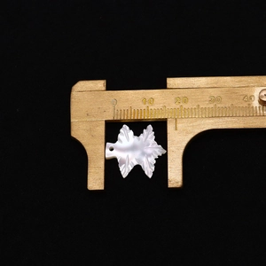 Makro-Detail des blattförmigen Perlmutthängers mit Messschieber zeigt die 18mm Größe