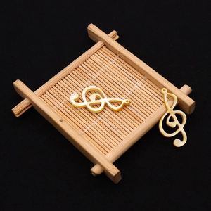 Détail macro de pendentifs en nacre jaune en forme de note avec éclat naturel