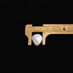 Makroaufnahme einer 13mm Perlmuttperle in Tropfenform, gemessen mit einem Messschieber