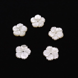 Natürliche Weiße Perlmutt Muschel Blumen Geschnitzte Lose Künstliche Perlen 21mm Fünfblättrige Floral Anhänger Für DIY Schmuckherstellung