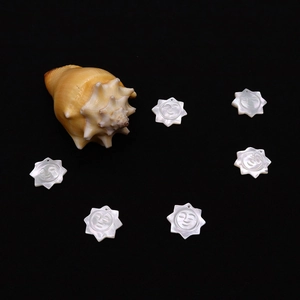 Natürliche Perlmuttheller Sonnenblumen-Anhänger mit geschnitzten Gesichtern für DIY-Schmuck